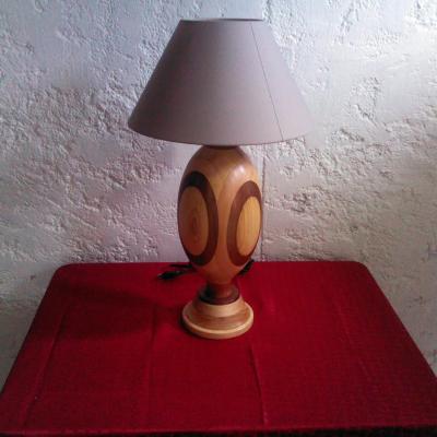 Lampe de forme ovale en lamellée collé 